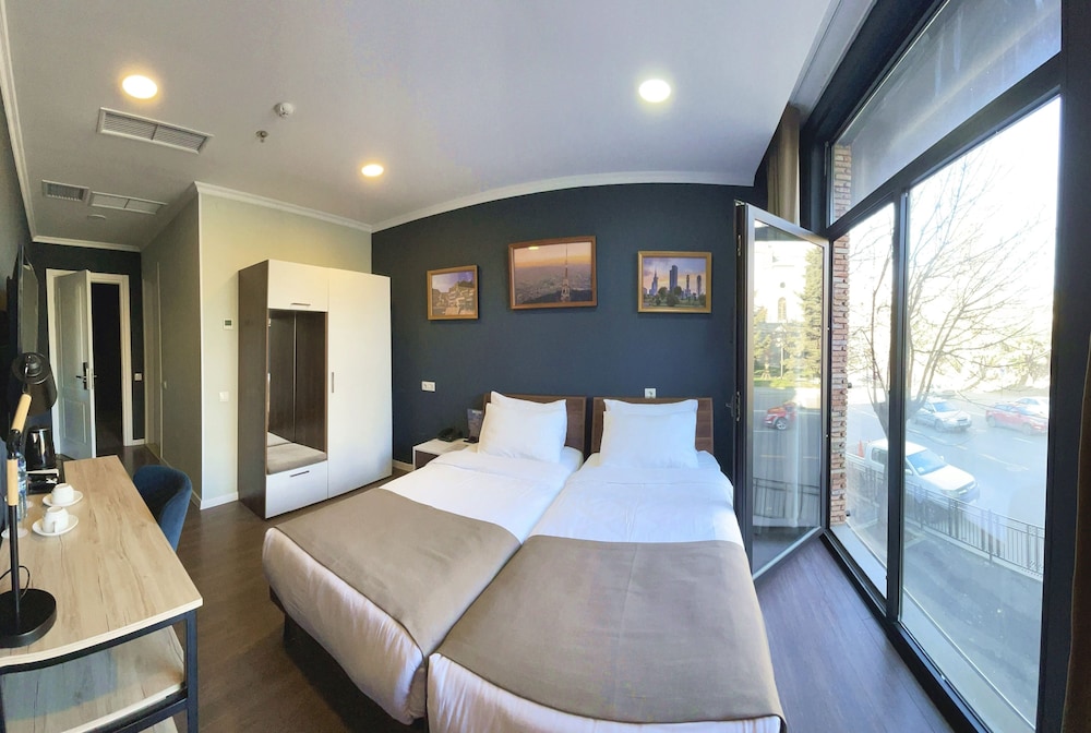 ROOM, TWIN BEDS