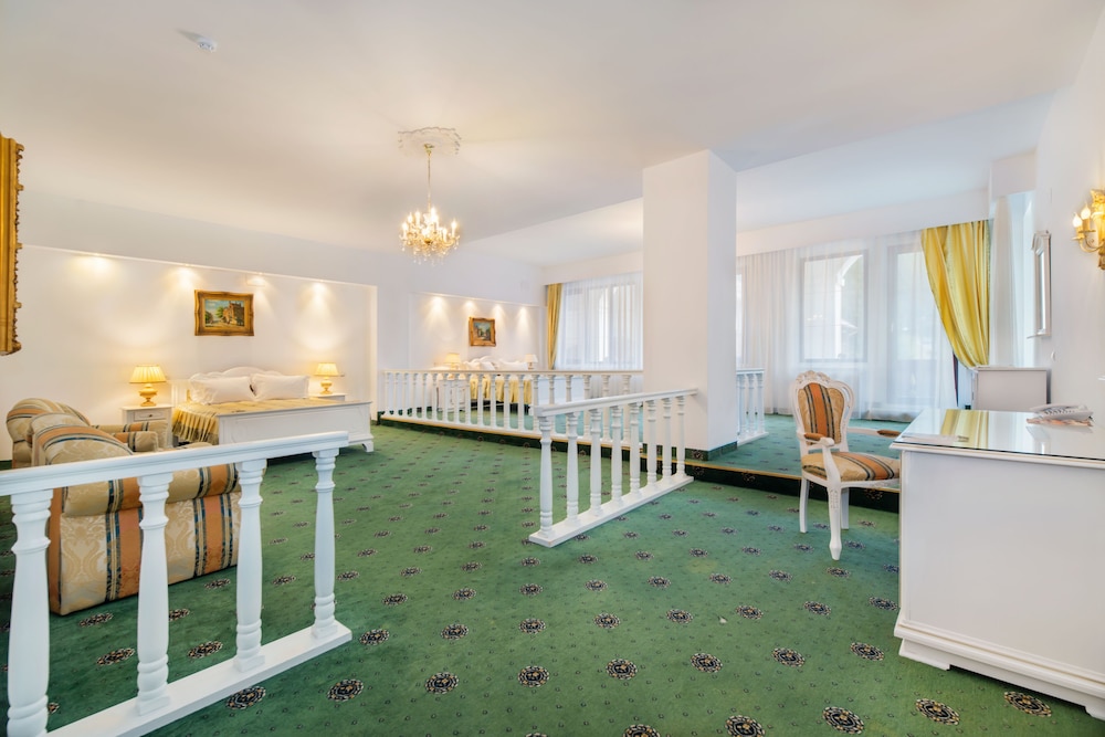 Aurelius Hotel 6/49