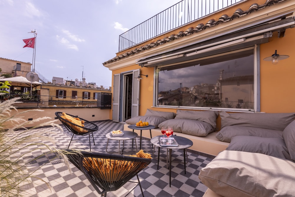 Rome Accommodation Condotti with terrace 39/50