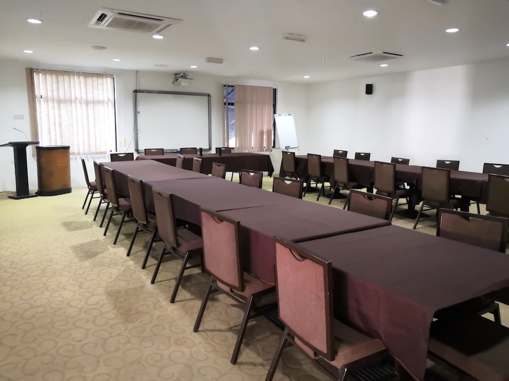 Alia Residence Business Resort 50/63