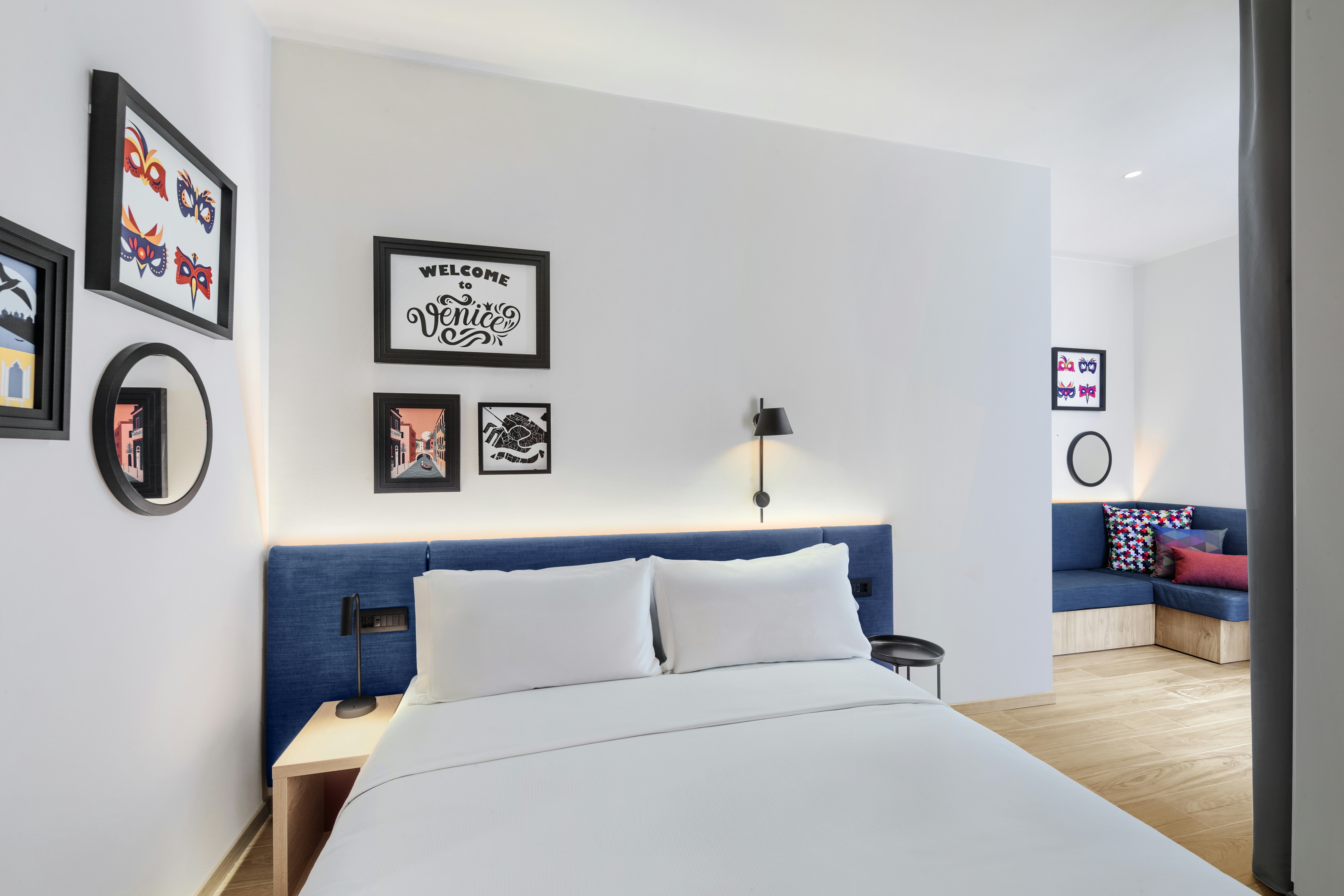 ROOM, KING BED, SOFA
