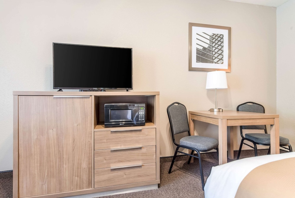 Quality Inn & Suites Bainbridge Island 30/62