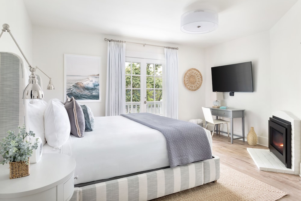 UPSTAIRS, DELUXE, KING BED, BALCONY