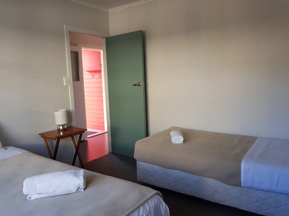 Averill Court Motel 15/63