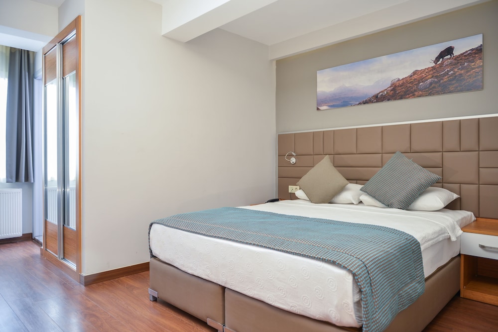 STANDARD, QUEEN BED