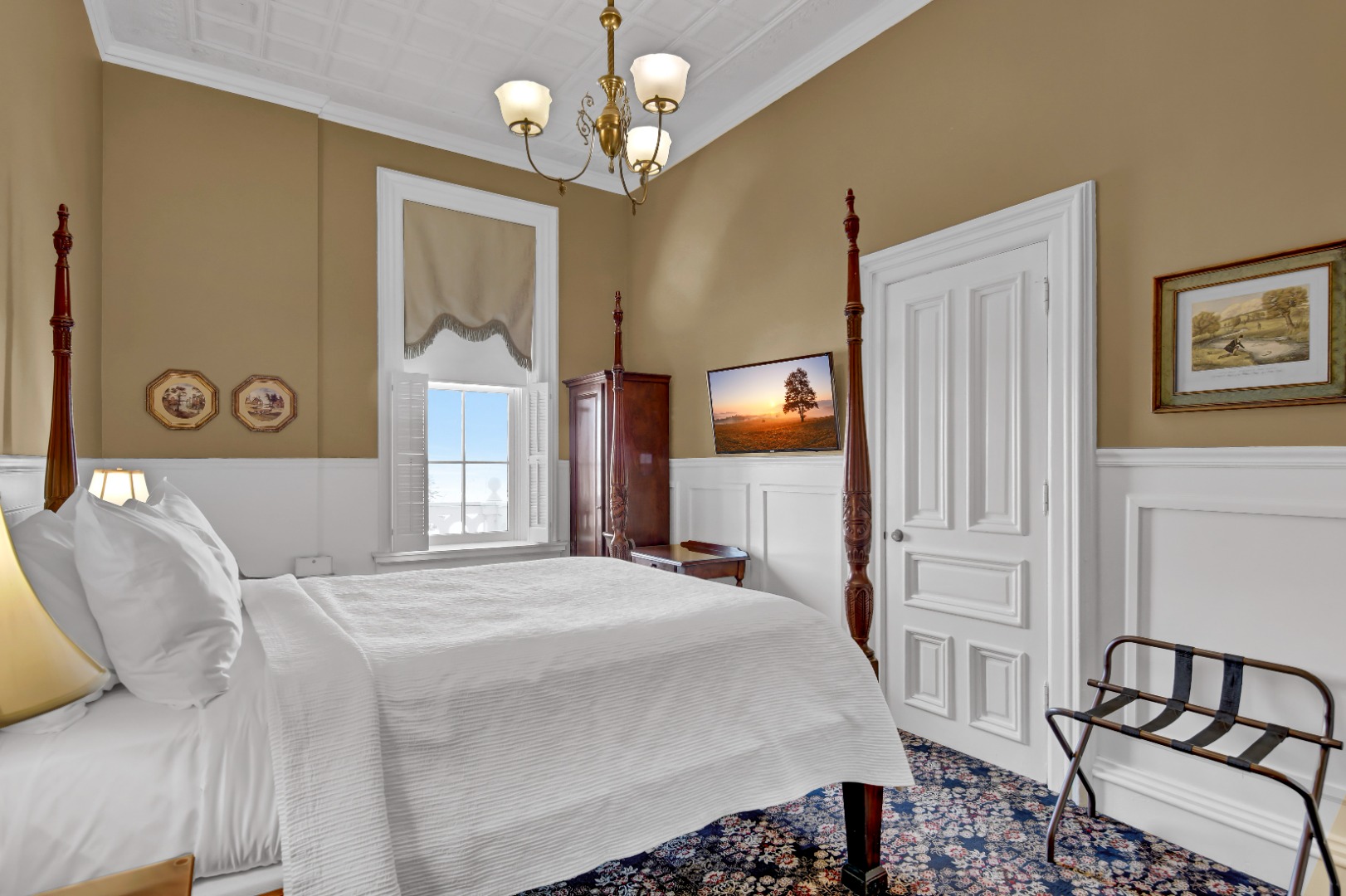 Classic, Queen Bed, Riverside