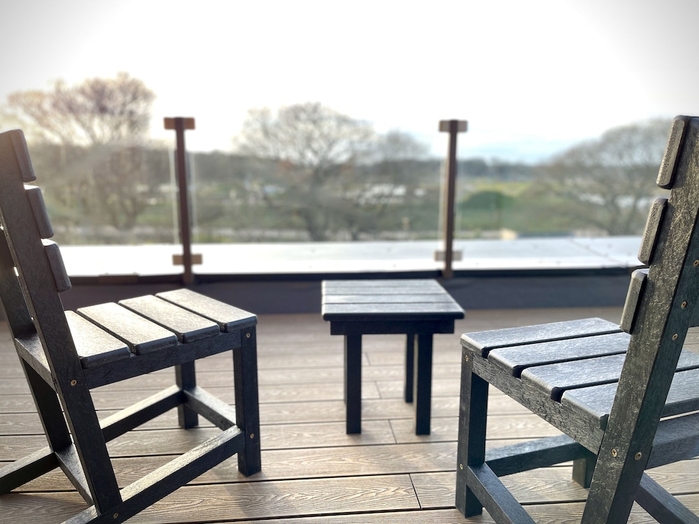 Hex Wildlife Hotel at Yorkshire Wildlife Park 32/36
