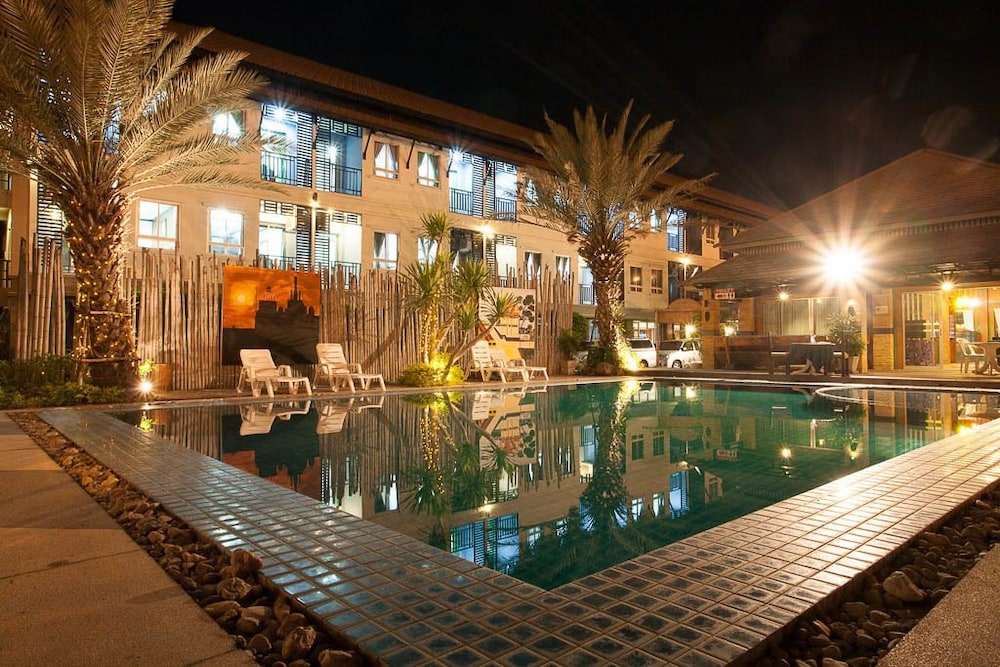 SEASON PALACE HUAHIN HOTEL 38/40