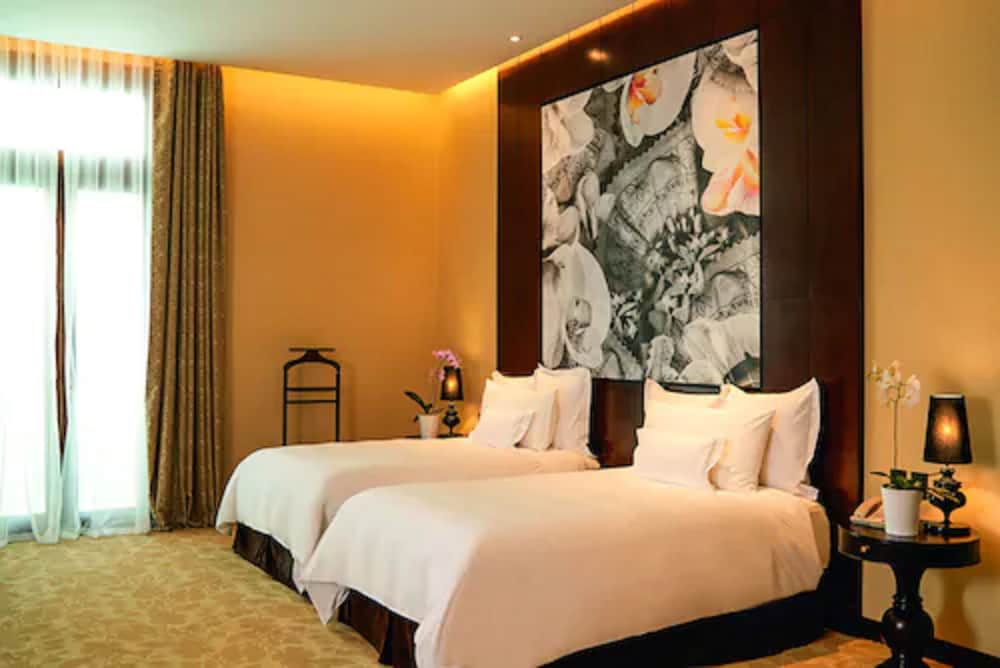 Country Club Lima Hotel 12/82