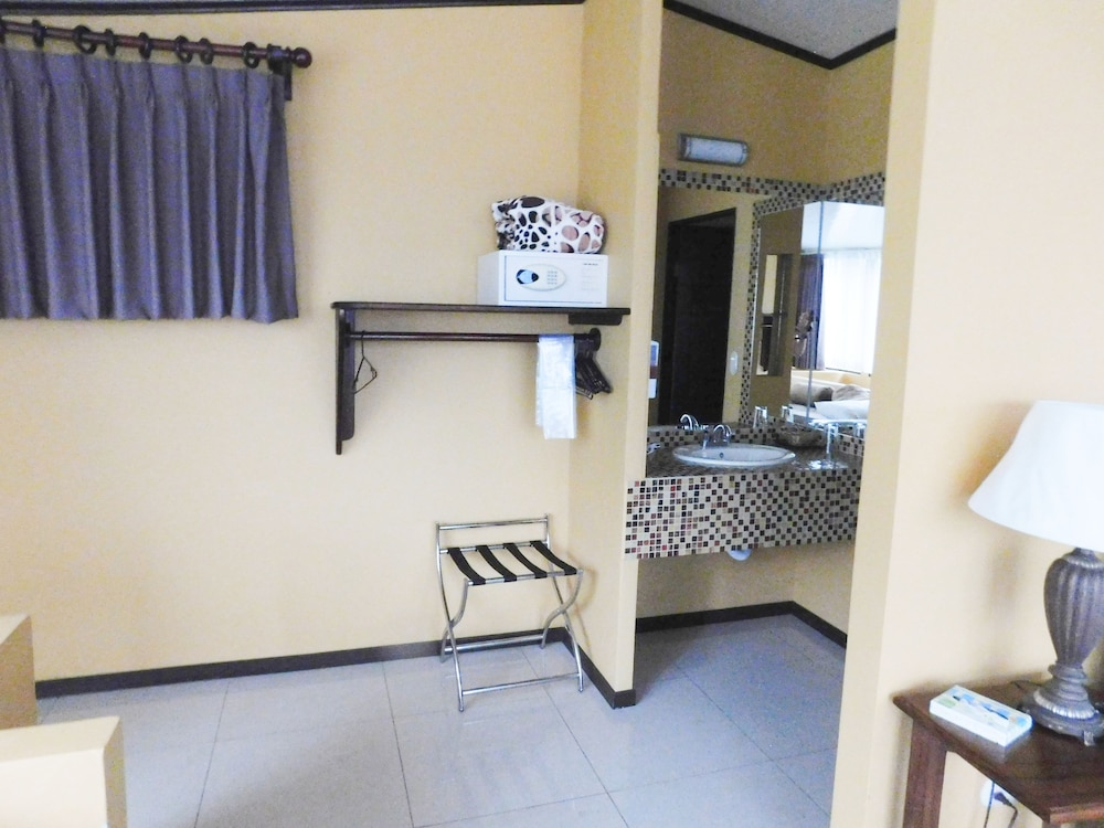 Arenal Lodge 60/73