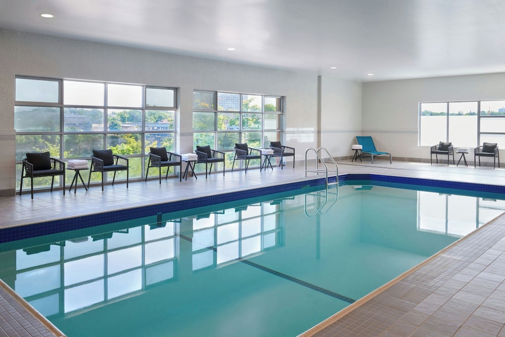 Ramada By Wyndham Niagara Falls By the River 25/47