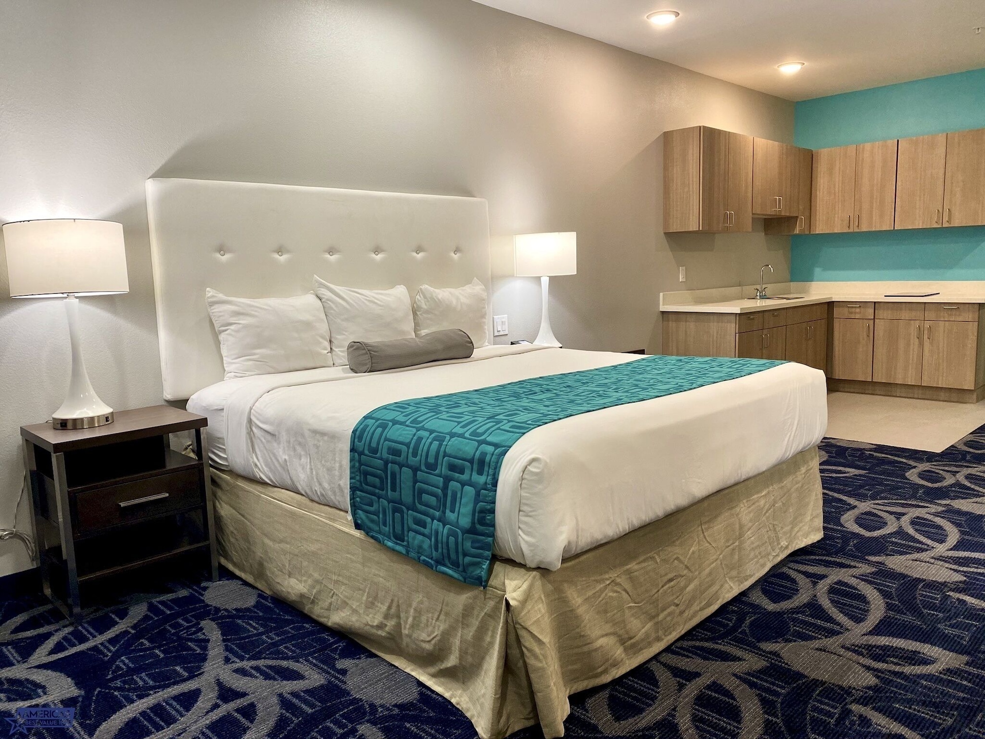 ROOM, KING BED, KITCHENETTE