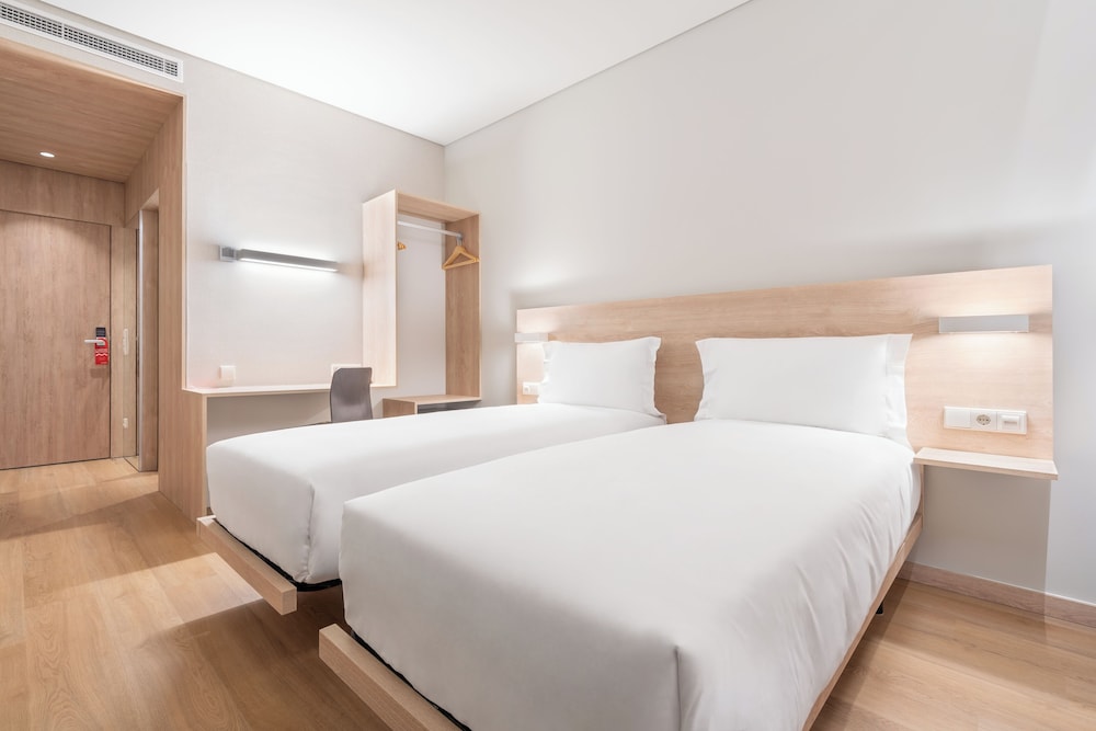 ROOM, TWIN BEDS