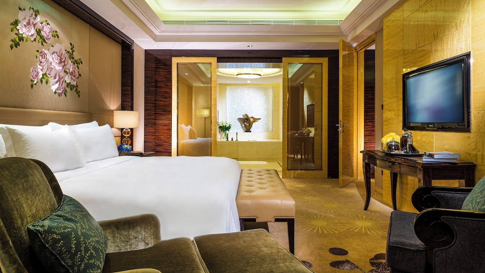 غرفة بريميوم بسرير كينج بإطلالة على الحديقة مع دخول صالة النادي، INTERCONTINENTAL SHIJIAZHUANG 3/4