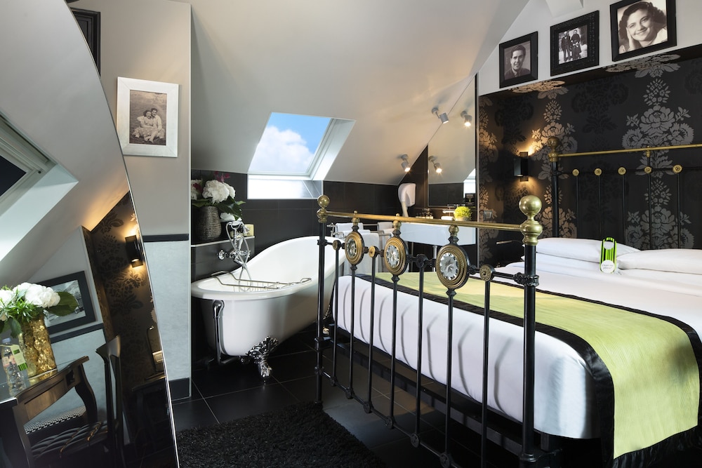 DESIGN, SIGNATURE, QUEEN BED, BATHTUB