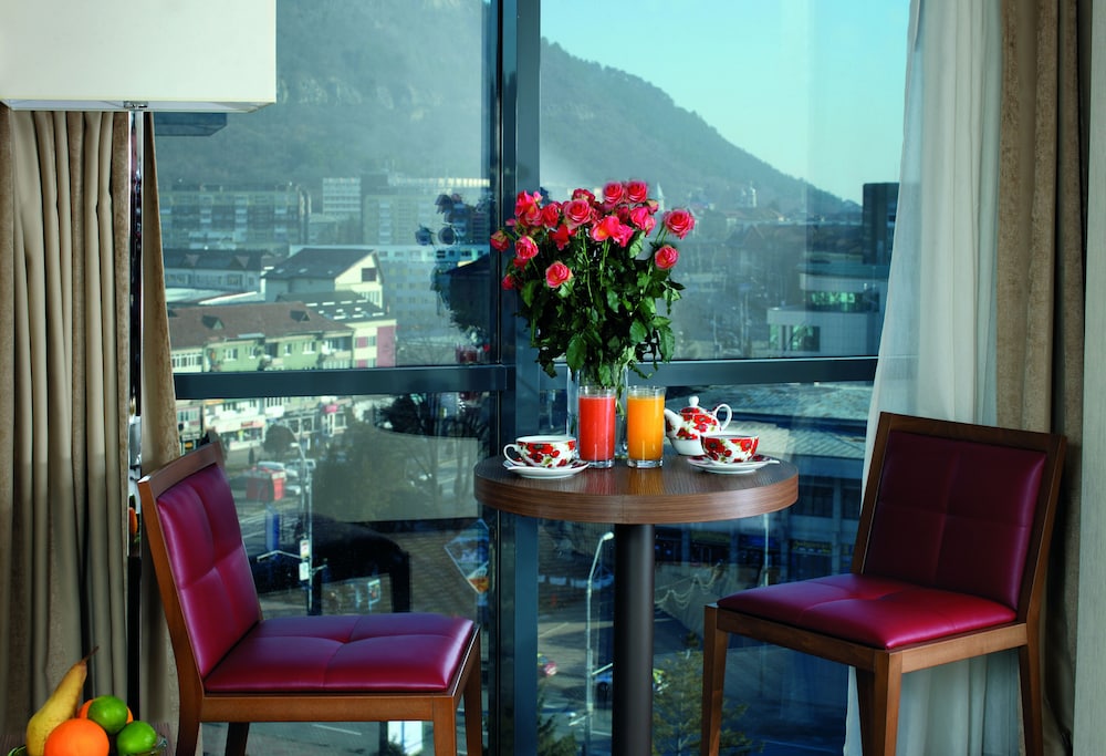 CENTRAL PLAZA HOTEL 35/50
