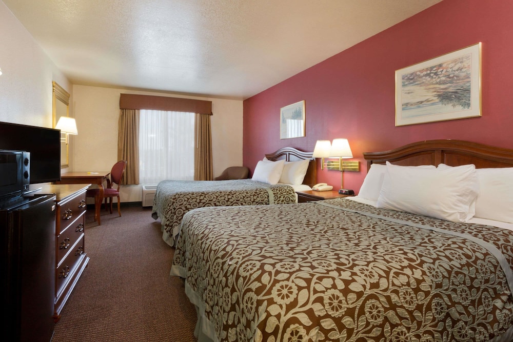 Days Inn by Wyndham Lathrop 12/37