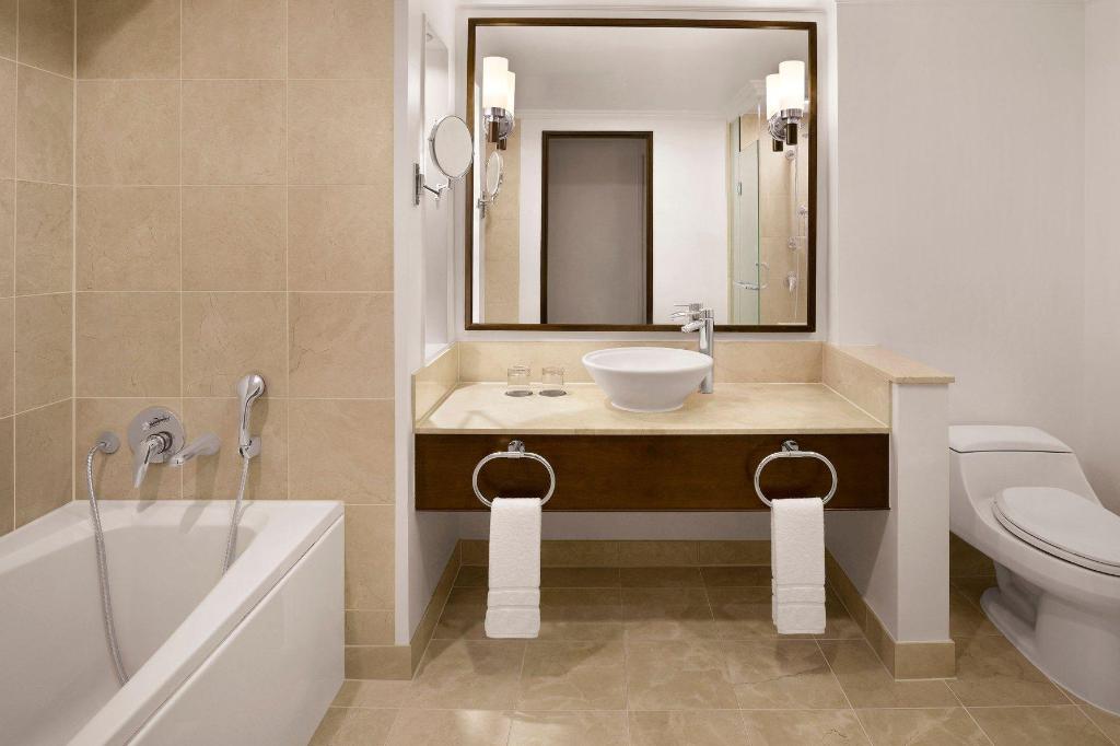 Club, Guest Room, King Bed, City View, Executive Level, Large, High Floor, Corner