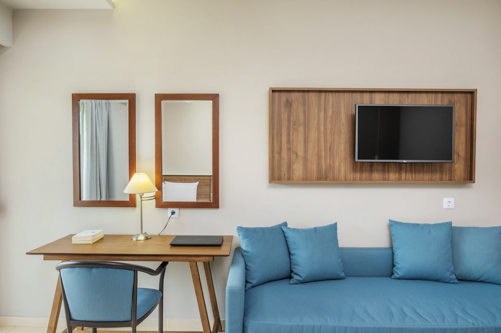 Iris Hotel 92/107