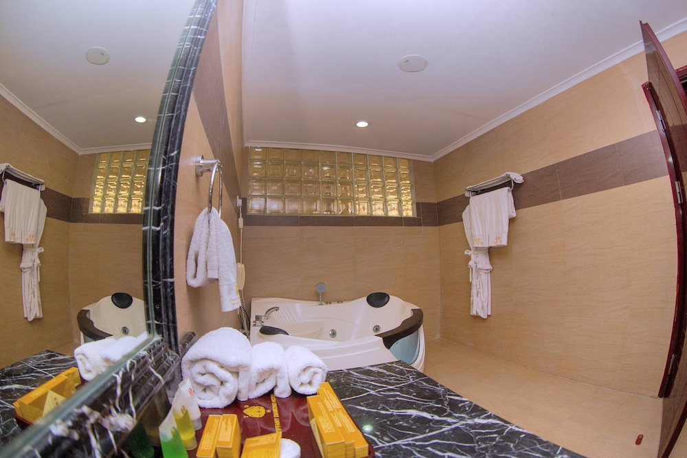 Tiffany Diamond Hotel Indira Gandhi Street 17/71