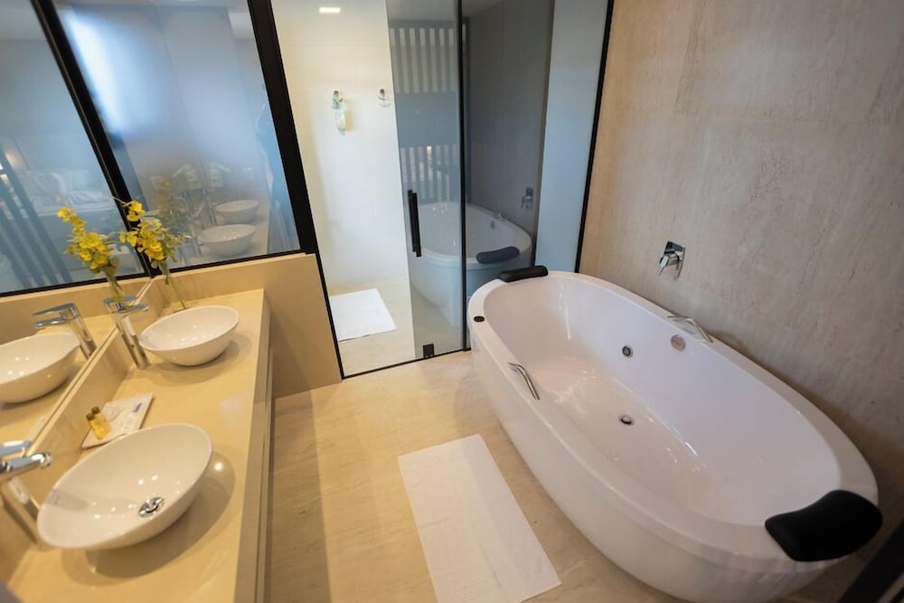 Nadai Confort Hotel and Spa 66/67