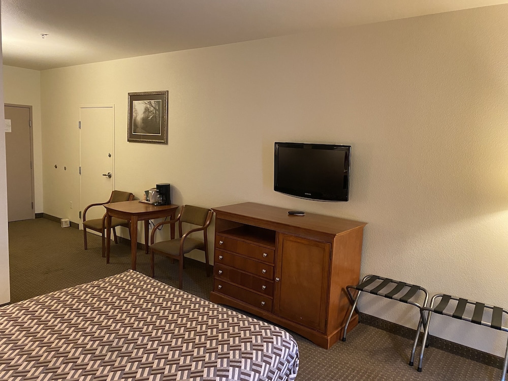 A Riverside Inn Travelodge by Wyndham 37/55