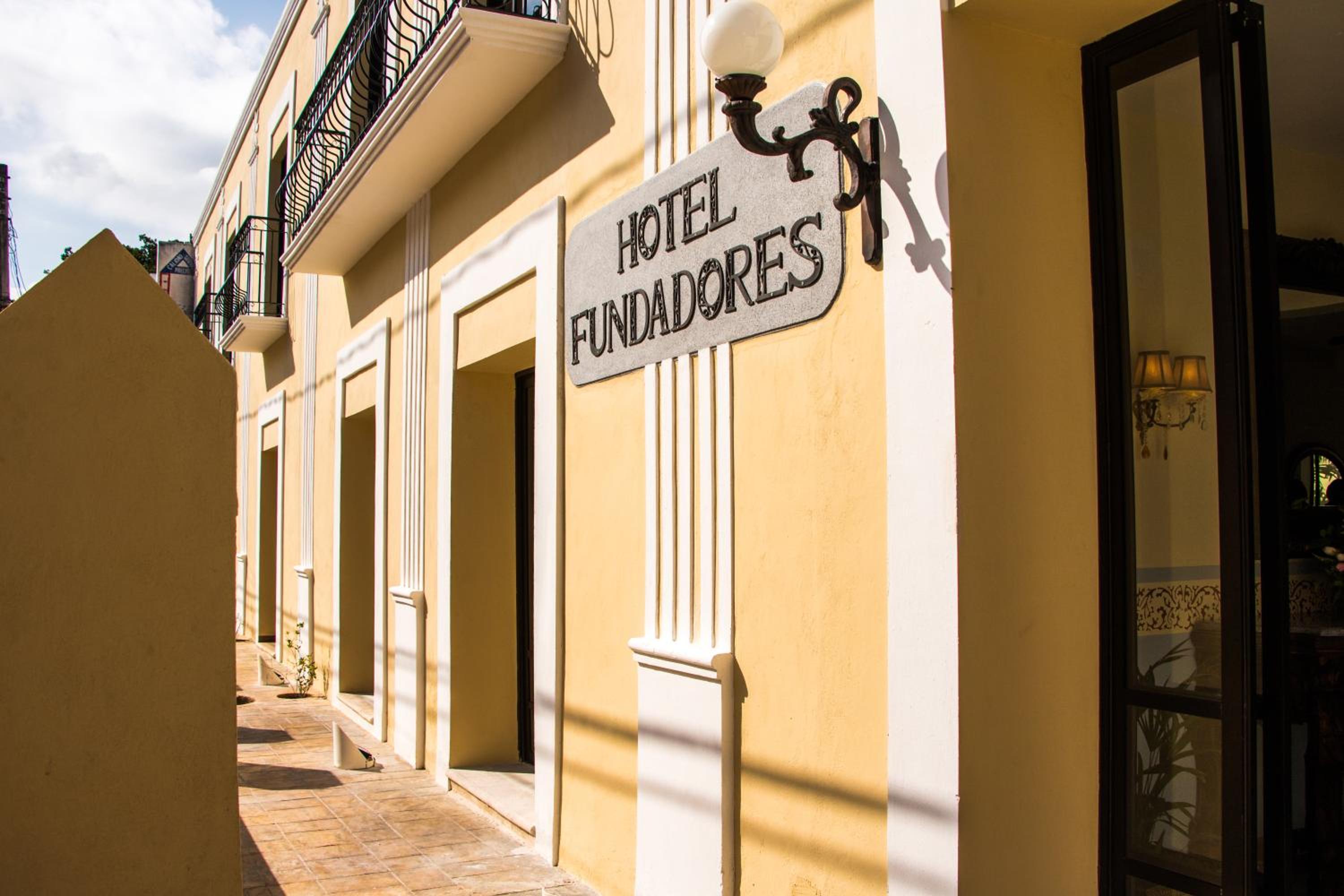 Hotel Fundadores 3/50