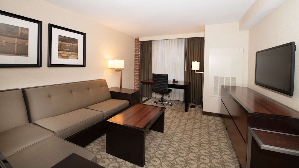 DOUBLETREE BY HILTON HOTEL AND SUITES CHARLESTON AIRPORT 32/60