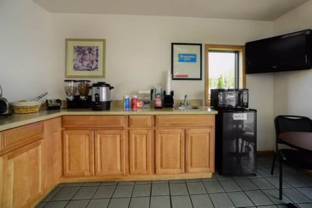 Rodeway Inn 4/30