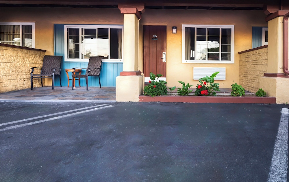 Hitching Post Studios Inn 49/63