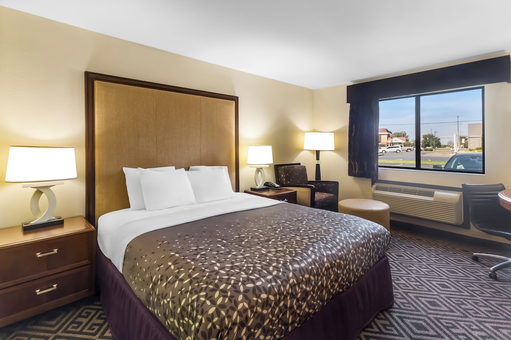 Travel Inn & Suites 17/50