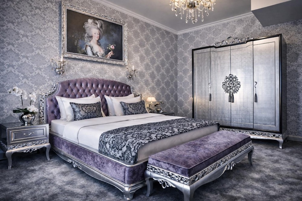 Suite, King Bed, Queen Bed, VIP Floor