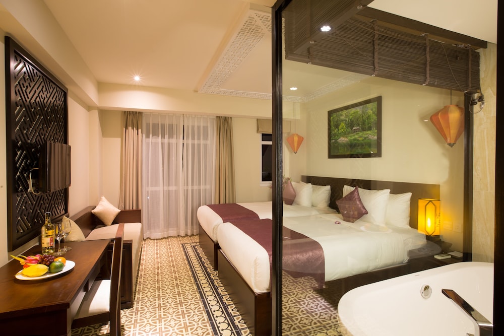 Royal Riverside Hoi An Hotel 25/75