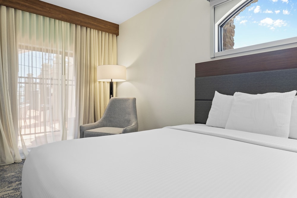 SUITE, KING BED