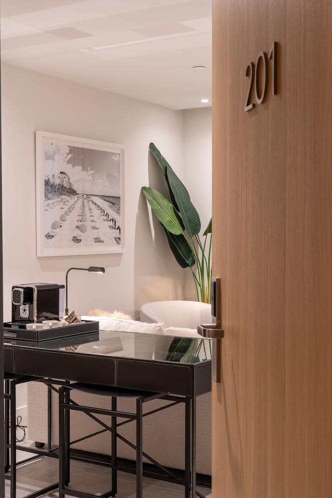 Nassau Suite Hotel 38/50