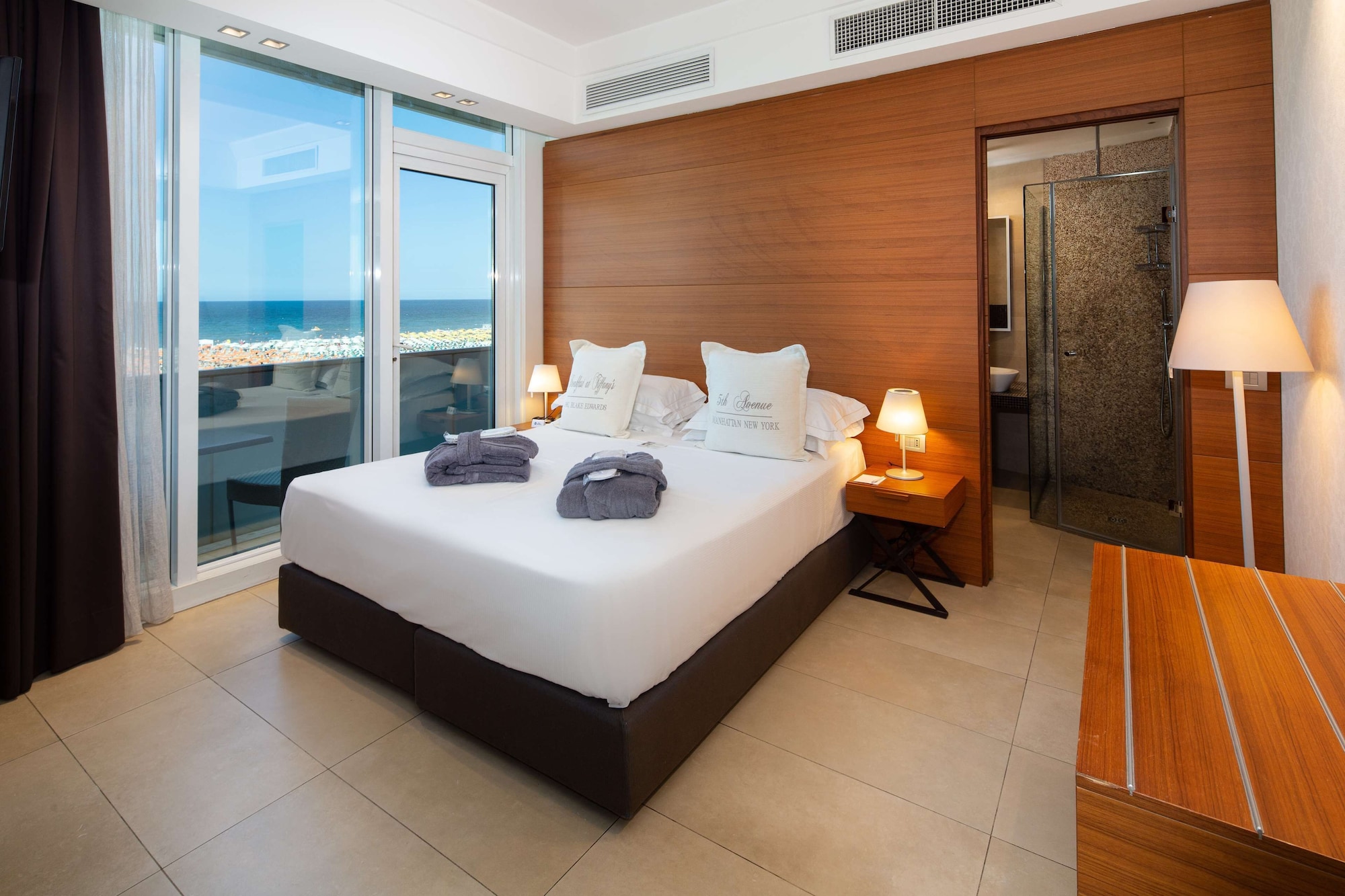 جناح جونيور بسرير كينج بإطلالة على البحر بحوض جاكوزي