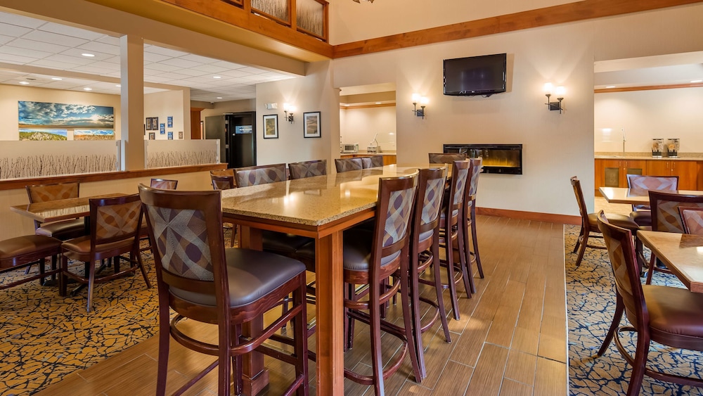 Best Western Golden Prairie Inn & Suites 30/38