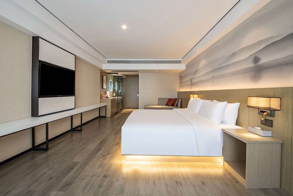 ART, KING BED