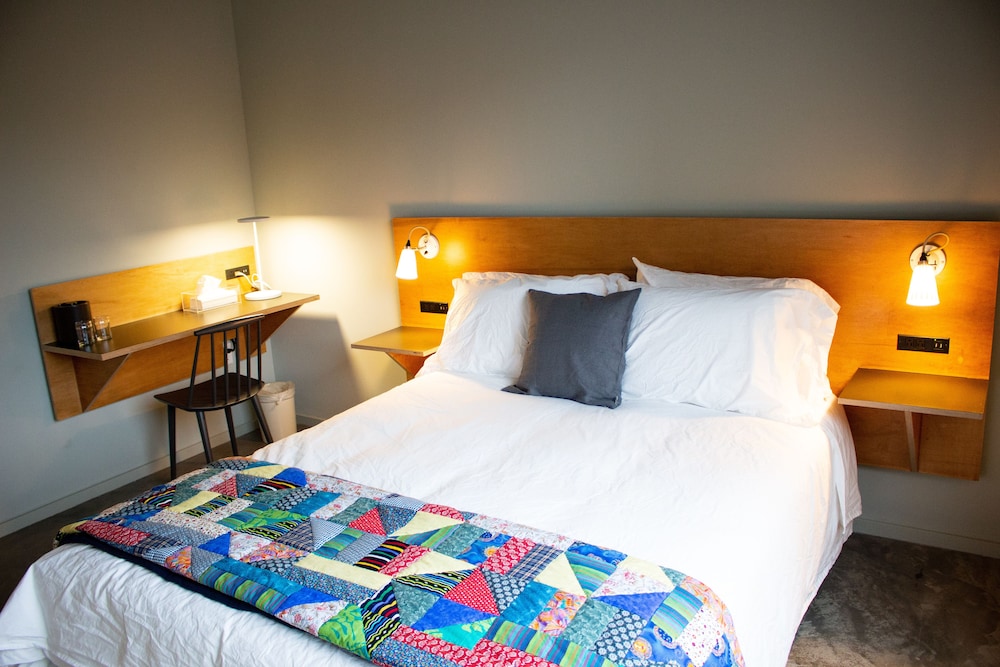 Travelers Hotel 15/39