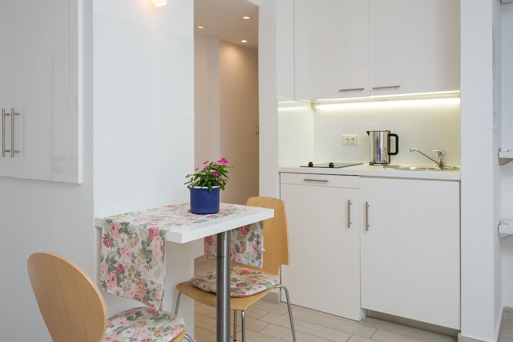 Split Center Suites 4/66