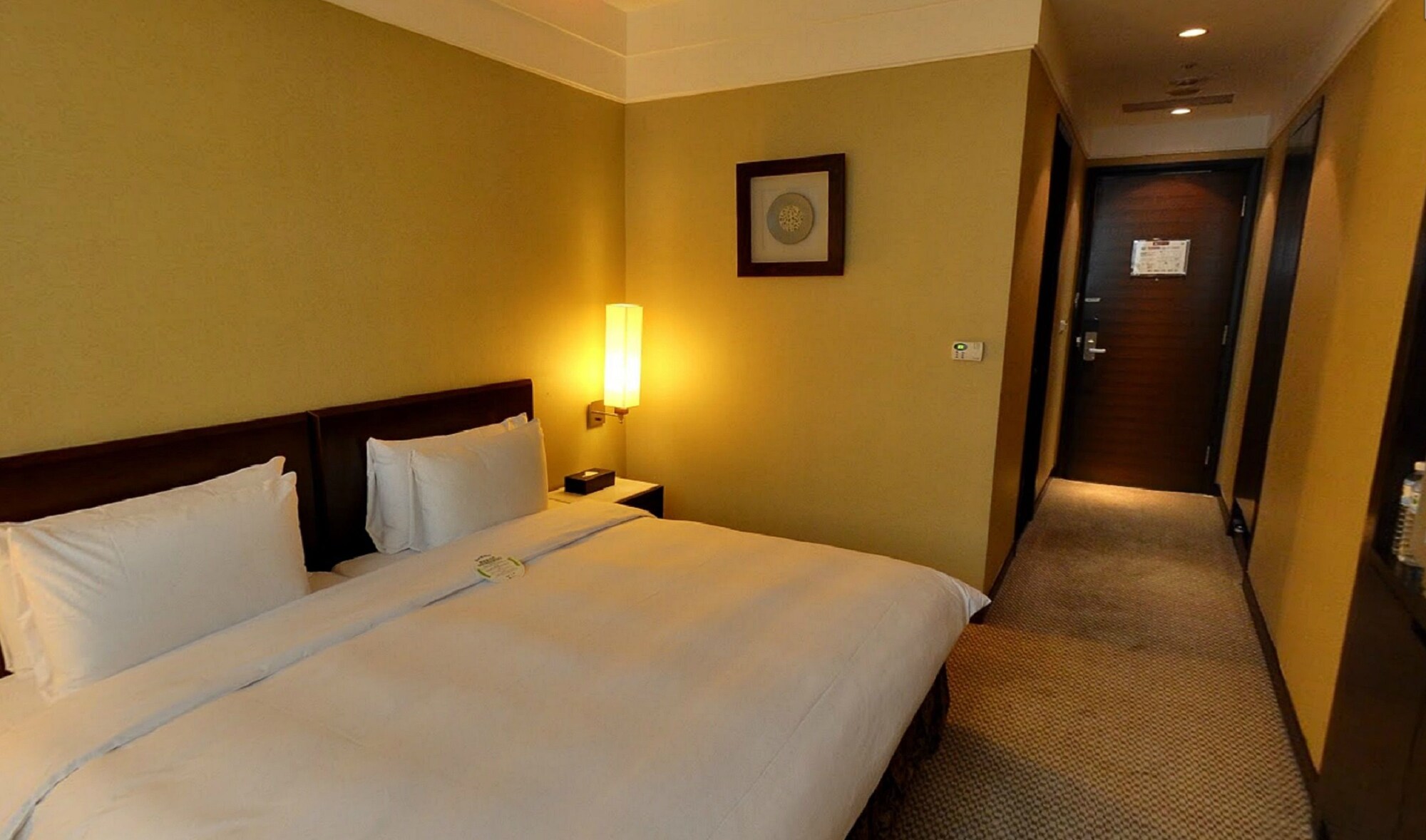 STANDARD, QUEEN BED