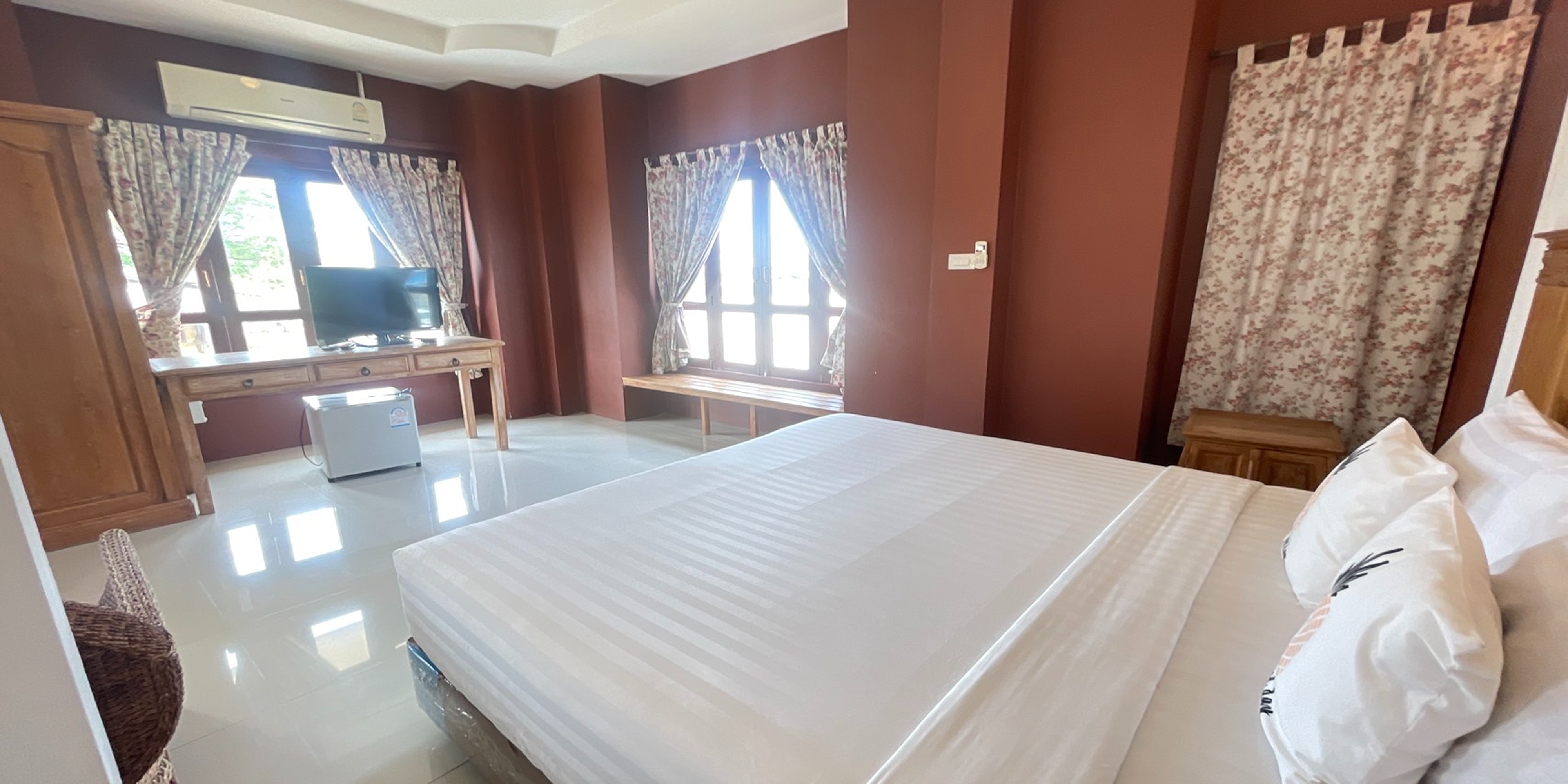 جناح، Yellow Tique Hotel 5/10