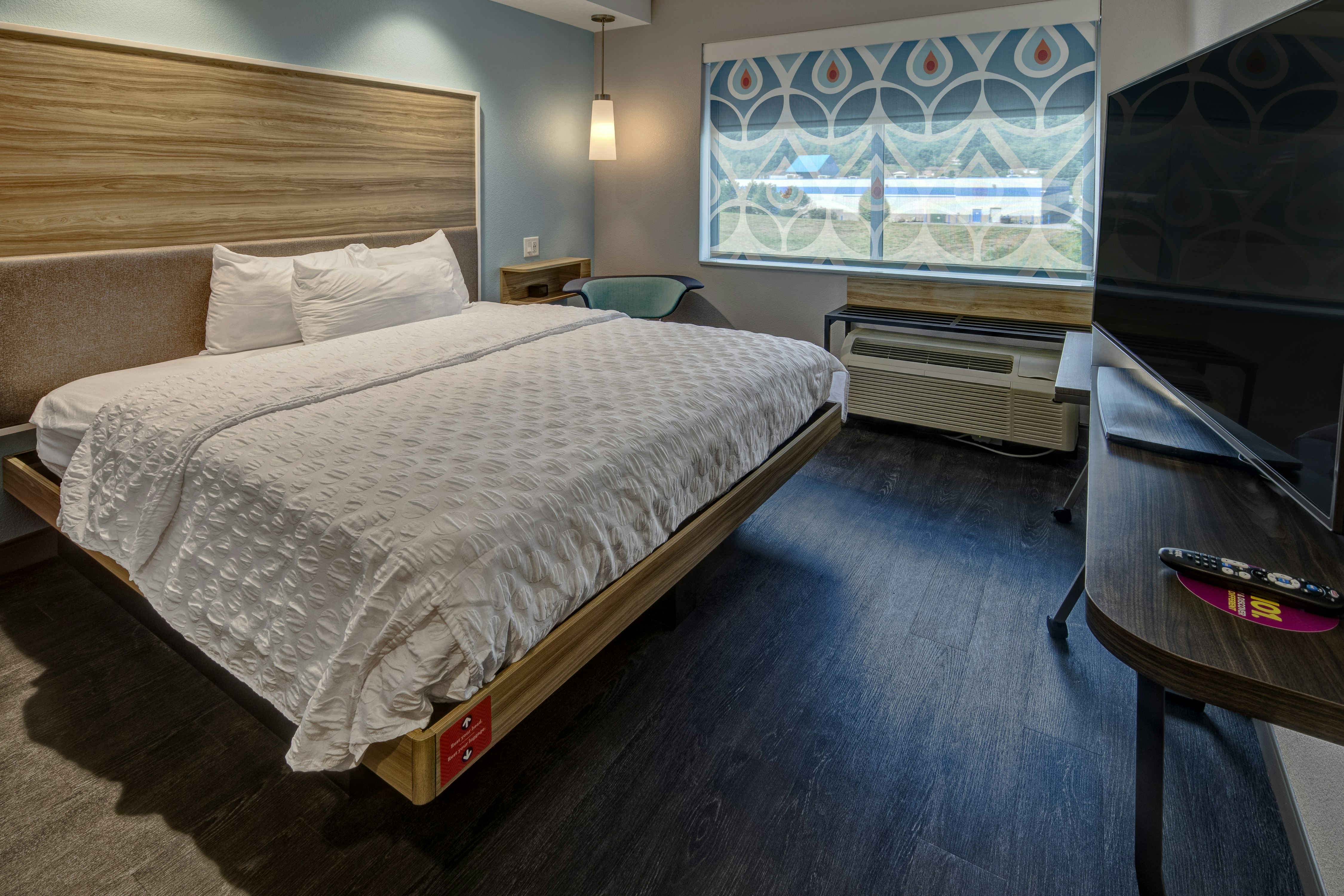 ROOM, KING BED