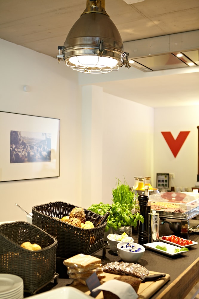 V Hotel 25/43