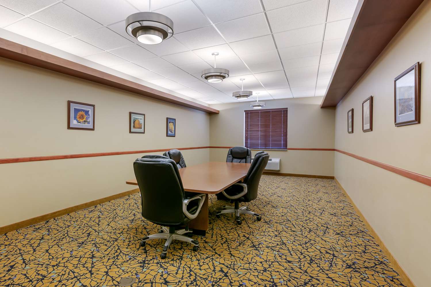 Best Western Golden Prairie Inn & Suites 33/38