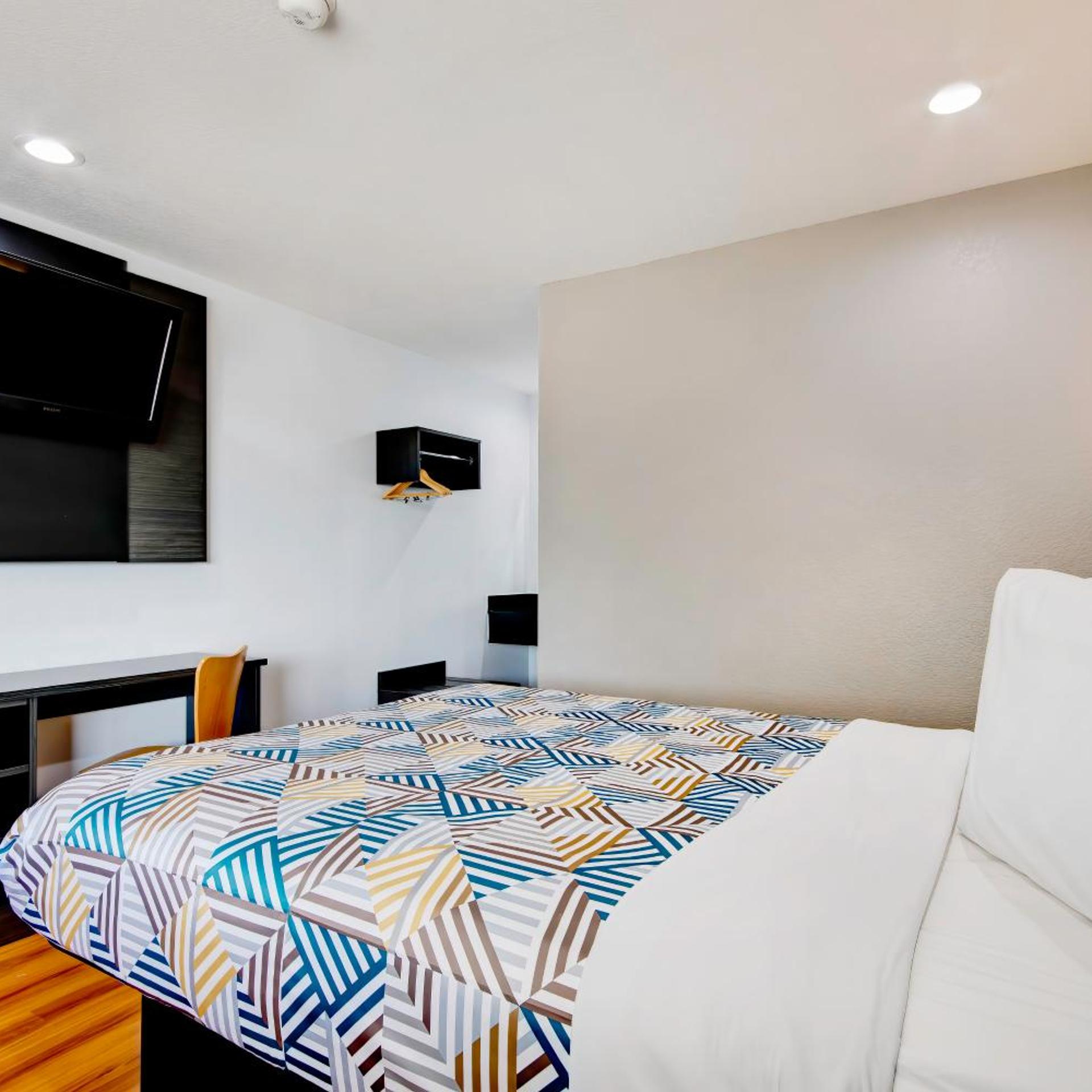 1 Full Bed - ADA/Tub 2/9