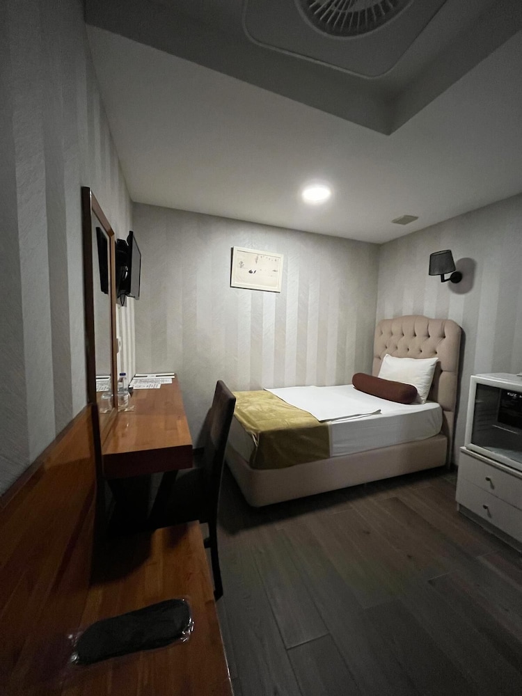 Kuzen Otel - Adults Only 12/50