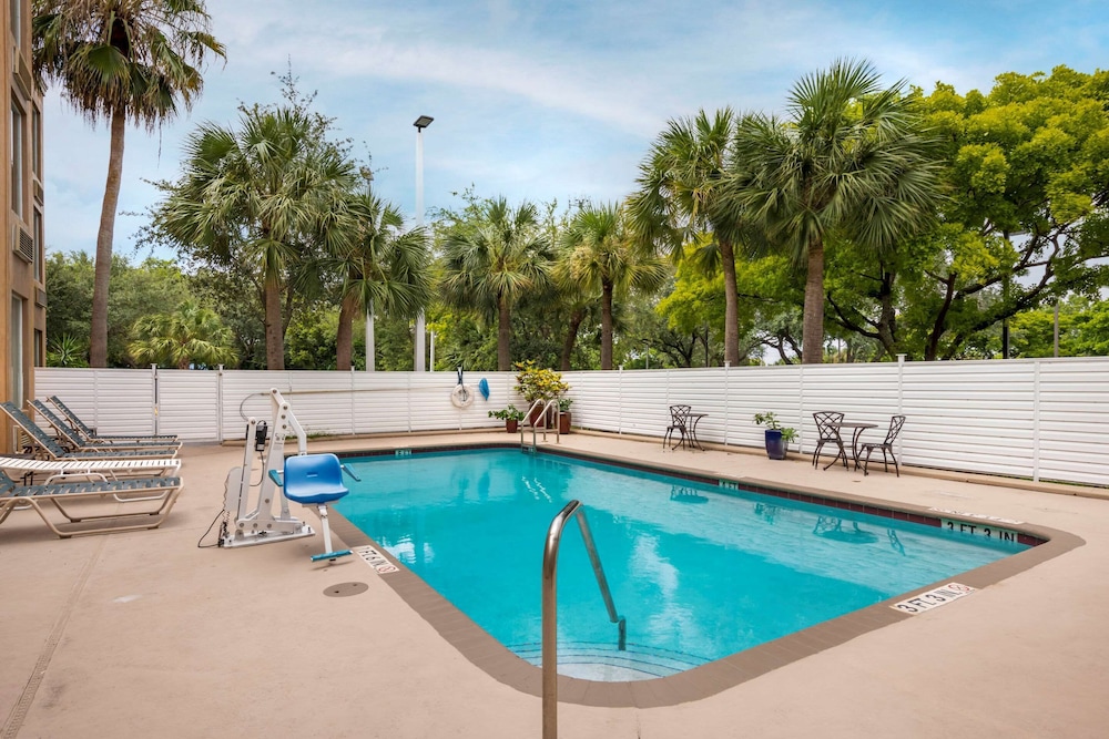 Comfort Inn & Suites Fort Lauderdale West Turnpike 13/32