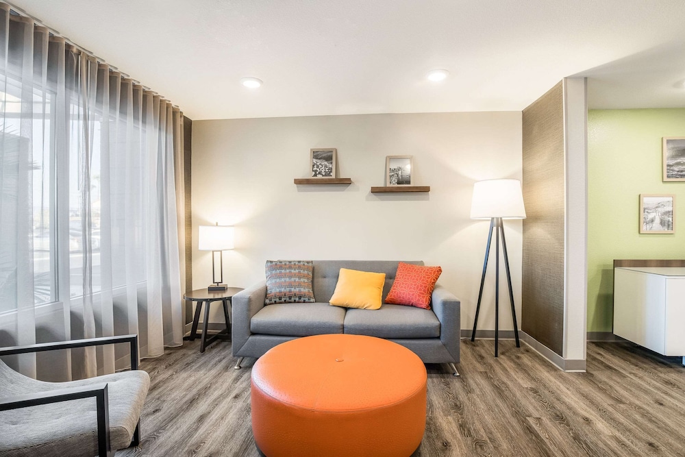 WoodSpring Suites Colton 28/40