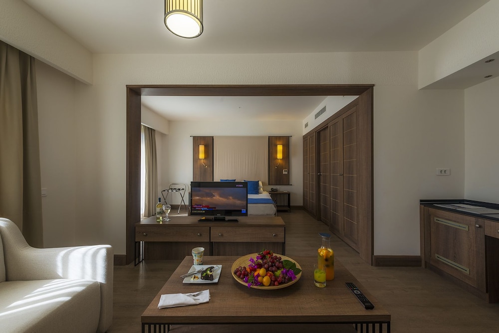 LIV HOTEL BY BELLAZURE 32/56